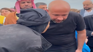 فيديو لوزير سوري يقبل يد سيدة مسنة يثير تفاعلا على مواقع التواصل