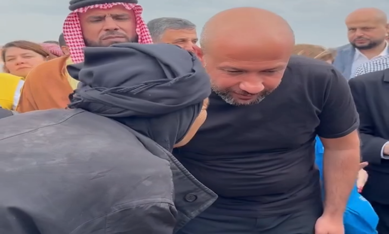 فيديو لوزير سوري يقبل يد سيدة مسنة يثير تفاعلا على مواقع التواصل