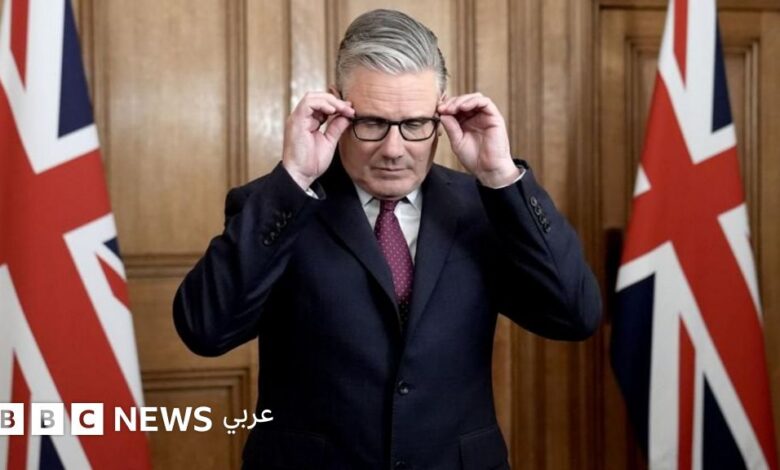 كير ستارمر: لماذا يكافح كير ستارمر للبقاء رئيساً لوزراء بريطانيا؟