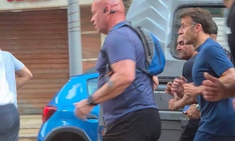 ماكرون يفاجئ المصريين بالجري وممارسة الرياضة في شوارع الإسكندرية