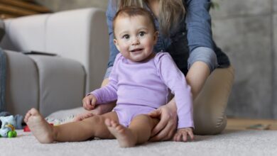 متى يستطيع طفلي الجلوس بمفرده وكيف يمكن مساعدته؟