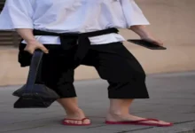 موضة صيف 2026 تعيد إحياء أزياء التسعينيات والألفينات