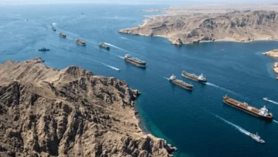 هرمز.. تحذيرات إيرانية ونفي أميركي بشأن استهداف سفن حربية