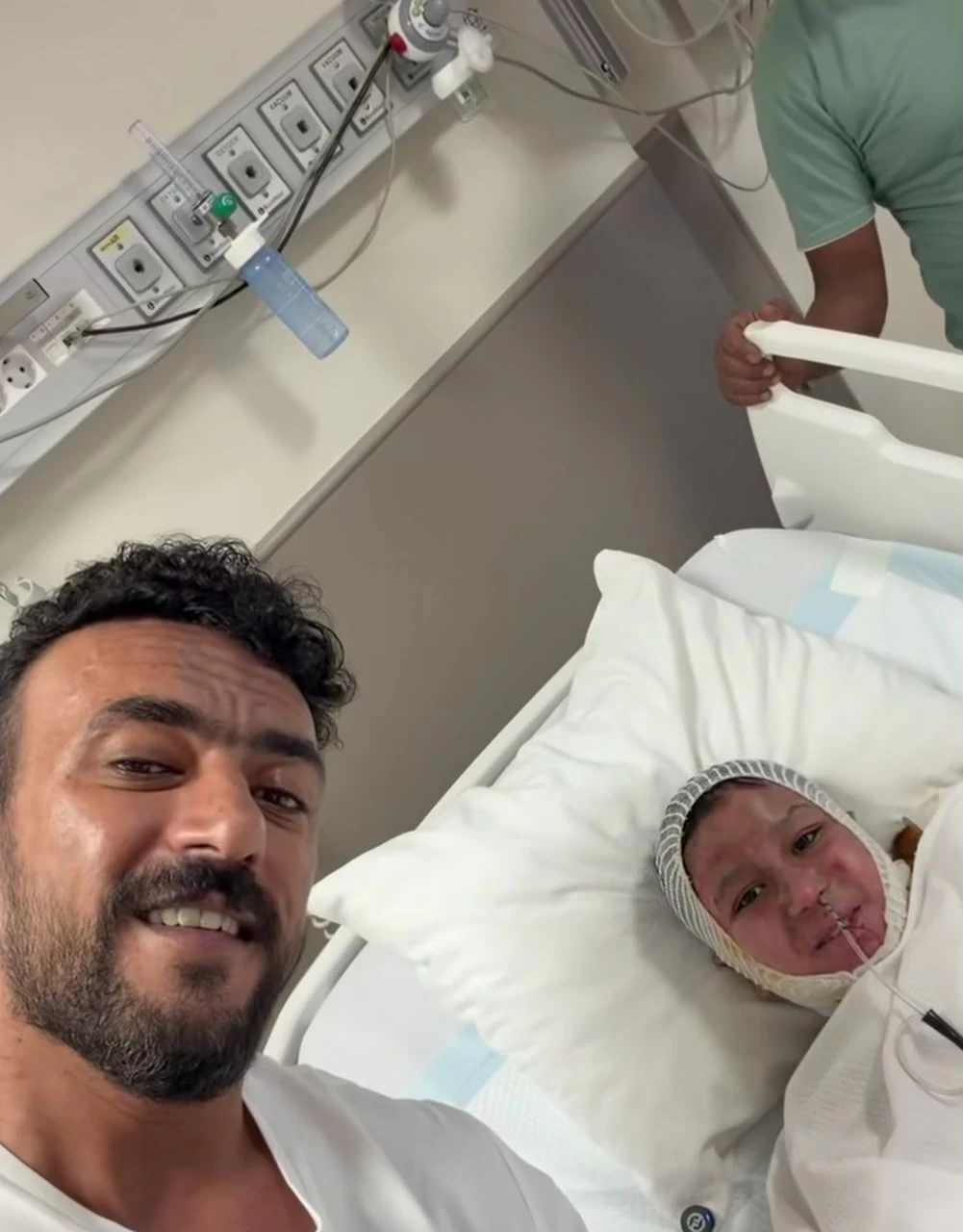 يترقب عرض  شمشون ودليلة    العوضي يحقق أمنية طفل مصاب بالحروق