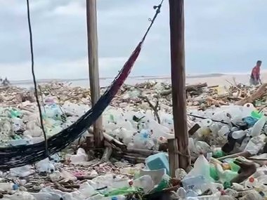 أطنان من البلاستيك تجرفها الأمواج إلى سواحل غواتيمالا  صور