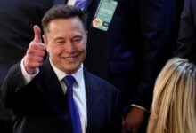 أصبح إيلون ماسك أول تريليونير في العالم مع بدء شركة SpaceX التداول