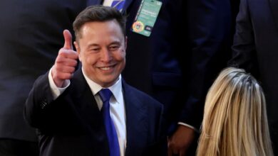 أصبح إيلون ماسك أول تريليونير في العالم مع بدء شركة SpaceX التداول