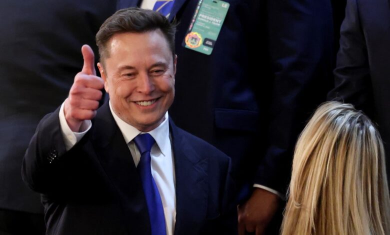 أصبح إيلون ماسك أول تريليونير في العالم مع بدء شركة SpaceX التداول