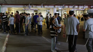 اسرائيليون يتجمعون في باحة الانتظار امام احد المستشفيات في تل ابيب