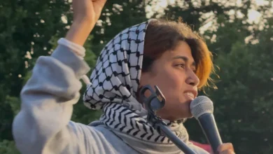 تحرص حسن على ارتداء الكوفية الفلسطينية في المحافل العامة والبرلمانية