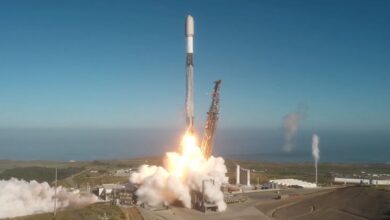 ترسل SpaceX 24 قمرًا صناعيًا من Starlink إلى المدار بينما ينتظر السوق إطلاق الاكتتاب العام (فيديو)