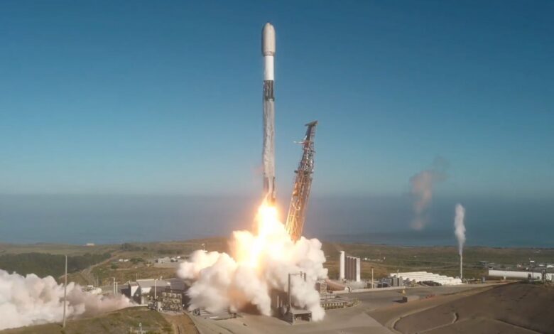 ترسل SpaceX 24 قمرًا صناعيًا من Starlink إلى المدار بينما ينتظر السوق إطلاق الاكتتاب العام (فيديو)