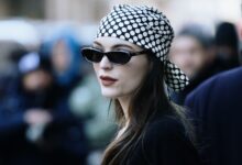 دليلك الشامل لأكسسوارات الشعر والقبعات لإطلالتكِ في المدرجات