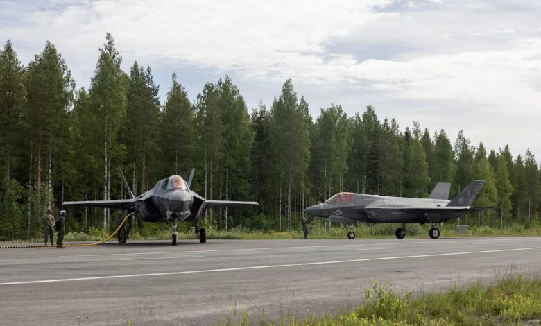 دورية على الطرق السريعة: تقوم طائرات مشاة البحرية الأمريكية F-35 بعمليات طيران على الطرق الفنلندية