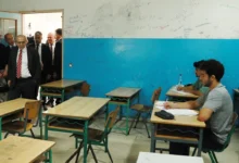 سلام وكرامي يتفقدان طلابا في اثناء خضوعهم للامتحانات الرسمية العام الماضي