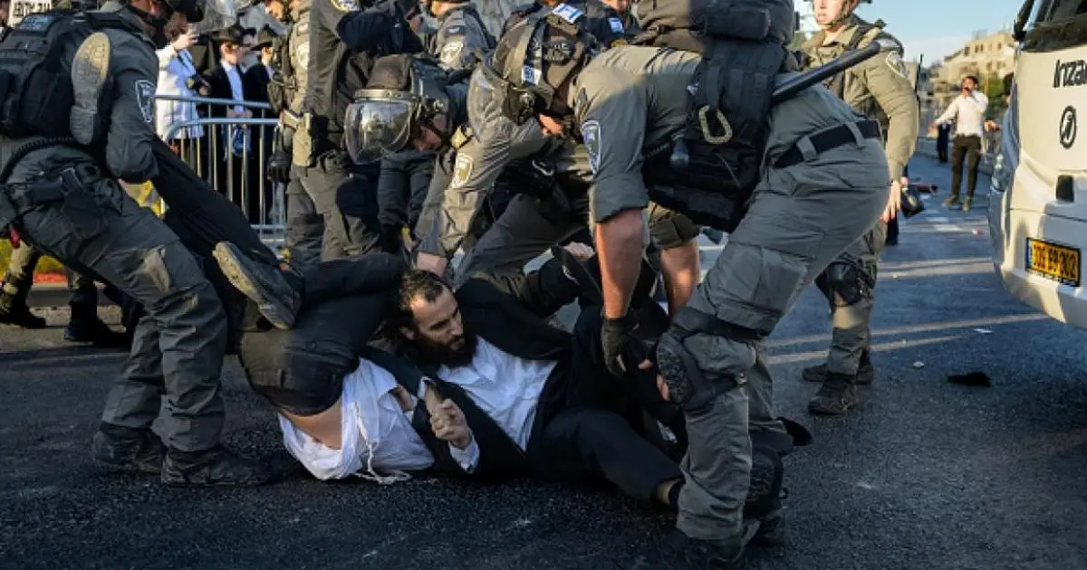 صورة مميزة: عاجل | “شرطة الاحتلال” تفضّ بالقوة احتجاجات “الحريديم” بعد إغلاق محور رئيسي وإصابات واعتقالات