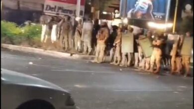 عاجل | الجيش يفرق تجمعات الدراجات على طريق المطار (فيديو)