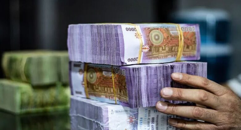 عاجل | الدولار يبتلع الزيادة.. والرواتب في سوريا تعود لنقطة الصفر