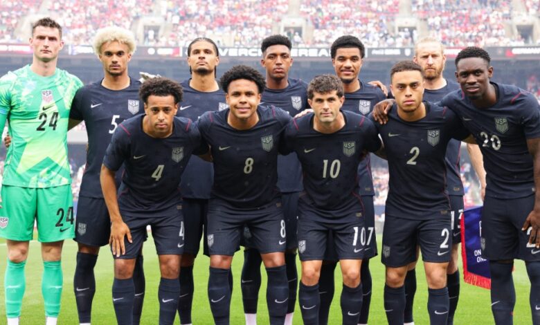 عاجل | رغم شعار “أمريكا أولاً”.. أطقم المنتخب الأمريكي للمونديال صُنِعَت في تايلاند