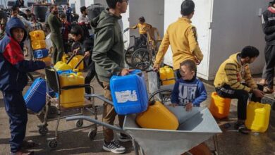 عاجل | مشاريع مياه الشرب تتوقف…قطاع غزة مُهدد بالعطش والنازحون يلجأون للبحر مُجددًا