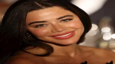 عاجل | يارا السكري تتألق بفستان فيروزي أنيق بصيحة الكم الواحد