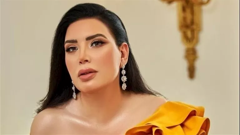 عبير صبري بإطلالة كاجوال جريئة.. إليك تفاصيل اللوك