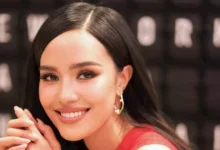 فستان أسود قصير.. إطلالة جذابة لـ ملكة جمال العالم 2025