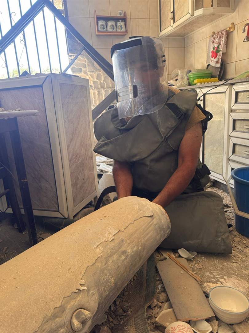 عاجل | في الجنوب.. فتح طرقات وتفكيك قنابل طيران غير منفجرة (صور) - صورة مميزة صورة مميزة: عاجل | في الجنوب.. فتح طرقات وتفكيك قنابل طيران غير منفجرة (صور)