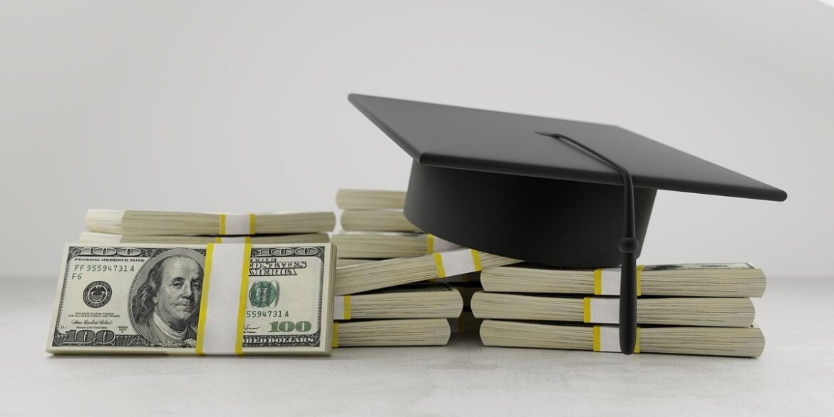 عاجل | لمواجهة ديون الـ 1.7 تريليون دولار.. إدارة ترامب تعلن خفضًا لفوائد قروض الطلاب بنسبة 1% - صورة مميزة صورة مميزة: عاجل | لمواجهة ديون الـ 1.7 تريليون دولار.. إدارة ترامب تعلن خفضًا لفوائد قروض الطلاب بنسبة 1%