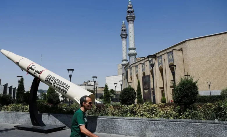 مجسم لصاروخ خيبر تشيكن الايراني