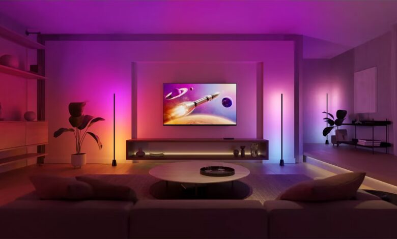 مصباح طاولة اللعب ومصباح الأرضية من Philips Hue: يتزامنان مع التلفزيون لإضاءة غامرة
