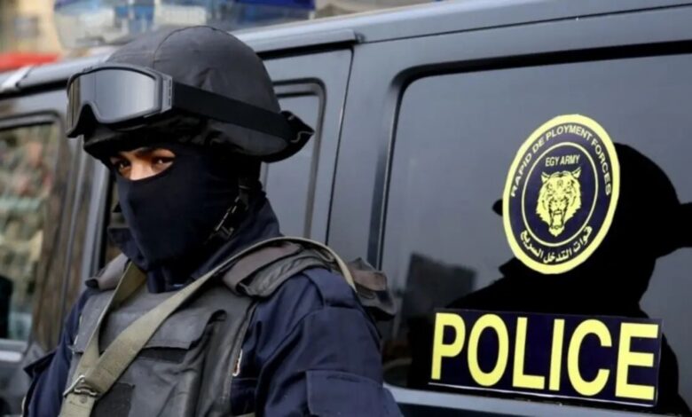مصر.. شخص يمزق جسد شاب بالسيف وفتاة توثق الحادثة من سيارتها