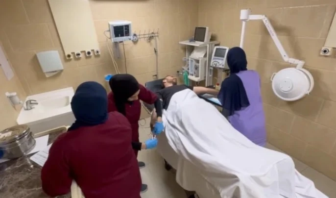 واصل عمال المستشفيات عملهم في اصعب الظروف