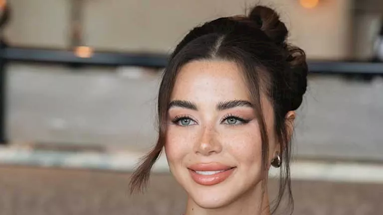 يارا السكري بإطلالة كاجوال.. لماذا اختارت اللون الأبيض؟