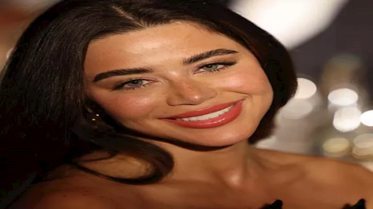 يارا السكري تتألق بفستان فيروزي أنيق بصيحة الكم الواحد