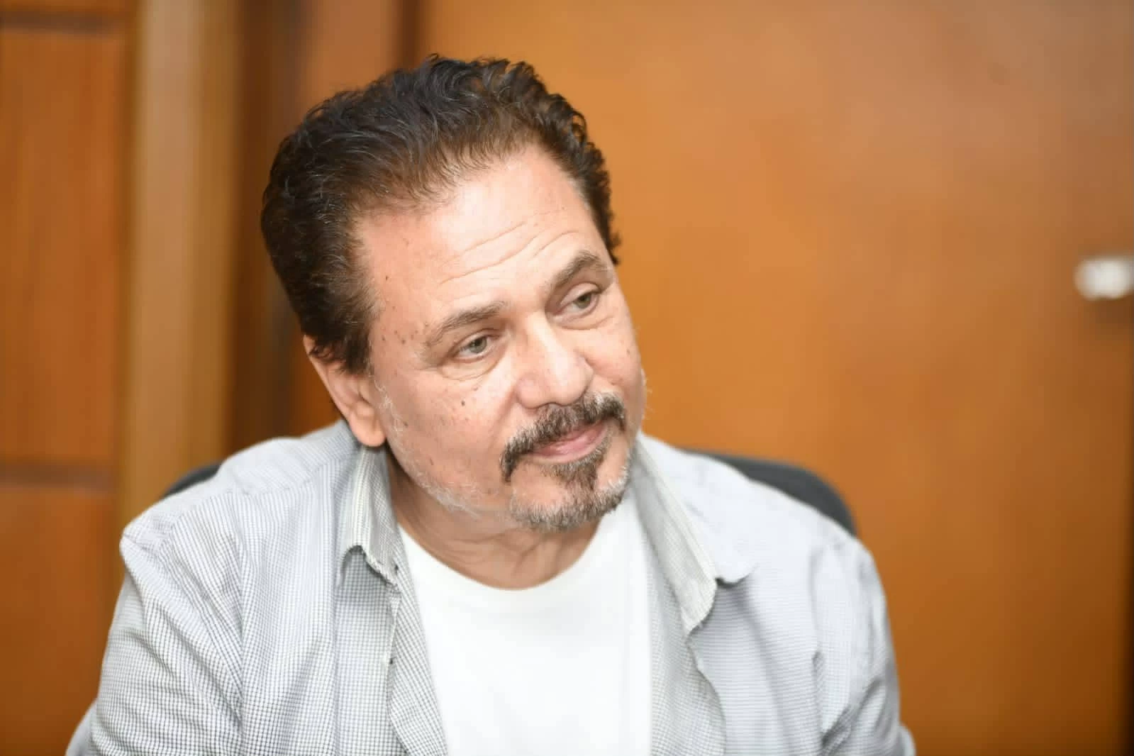 رداً على اتهامه بالانحياز إلى  شهيرة    محمد رياض  لم أختر