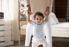 9 -12 شهراً: خطوات مشي مولودك على الأرض أول طريقه نحو الاستقلالية