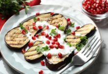 باذنجان مشوي بصوص اللبن والرمان