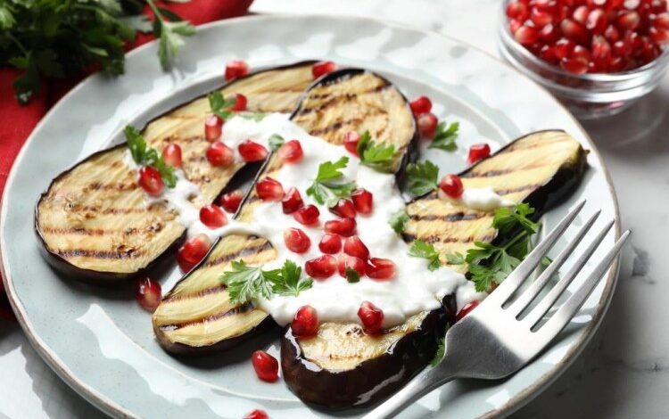 باذنجان مشوي بصوص اللبن والرمان