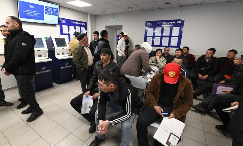 بوتين يوقع على حزمة قوانين تخص العمالة الوافدة