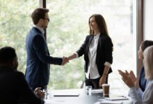 حيل تجعل الشباب والبنات يمتلكون كاريزما واثقة