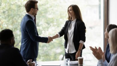 حيل تجعل الشباب والبنات يمتلكون كاريزما واثقة