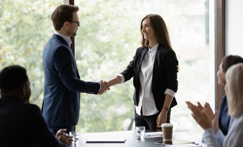 حيل تجعل الشباب والبنات يمتلكون كاريزما واثقة