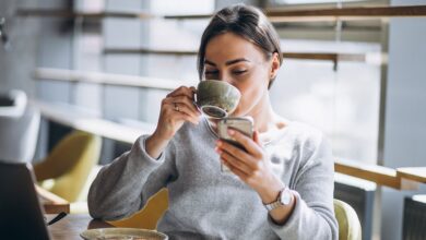 شرب القهوة على معدة فارغة.. أضرار محتملة ونصائح للاستمتاع بها بأمان