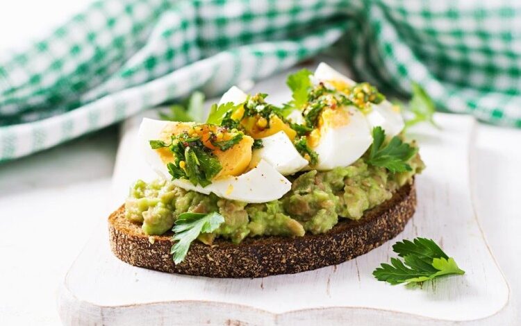 طريقة عمل توست الأفوكادو بالبيض لمرضى السكري - السندويشات - وصفات فطور