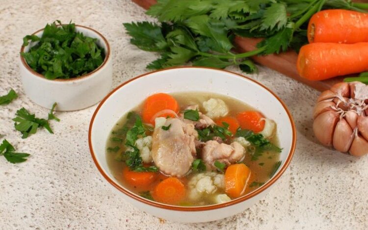 طريقة عمل شوربة الدجاج بالخضار والشعيرية - وصفات دجاج