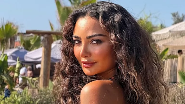 عاجل | 20 صورة لأجمل إطلالات النجمات على البحر