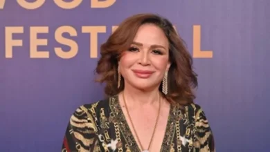 عاجل | كيف خطفت إلهام شاهين الأنظار بإطلالة كاجوال باللون البيج؟