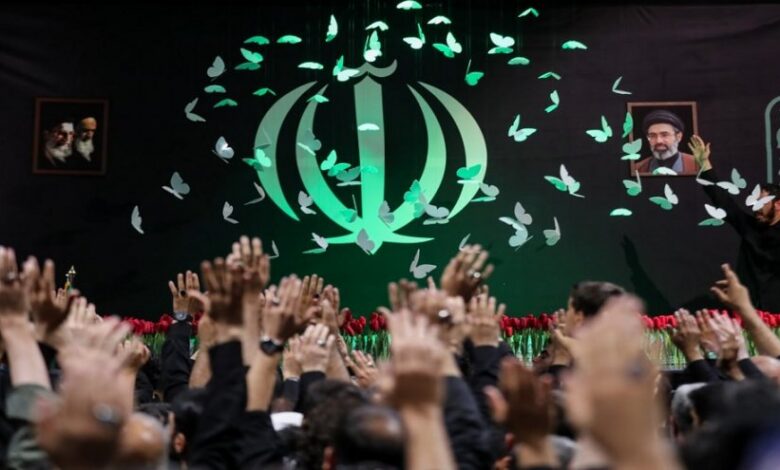 عاجل | بالفيديو| مراسم وداع جثمان الامام الشهيد السيد الخامنئي بجوار حسينيّة الإمام الخميني (قده)