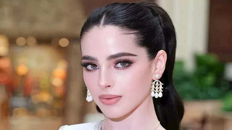 عاجل | الأحمر يليق بها.. فاطمة بوش تتألق بفستان جريء